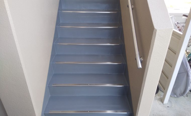 安曇野市豊科Ｈマンションにて階段防水塗装工事が完了しました!!
